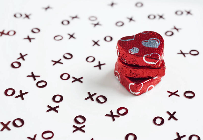 无人,横图,俯视,室内,特写,白天,白色背景,爱情,情人节,阴影,节日,爱心,庆祝,反射,英文,包装,包装纸,标志,铝箔纸,文字,锡箔纸,影子,纸,字符,字母,食品,糖,糖果,甜点,甜品,纸张,浪漫,文化,标识,食物,红色,甜食,巧克力,庆典,温暖,温馨,心形,恩爱,摄影,影棚,纪念,朱古力,英文字母,和睦,包装材料,锡箔,铝箔,心型,彩图,高角度拍摄,影棚拍摄,拍摄,融洽