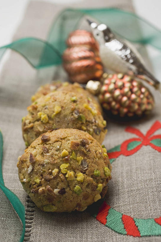 点心,无人,竖图,俯视,室内,特写,白天,桌面,桌子,餐具,圣诞节,阴影,节日,庆祝,反射,木制,碟子,盘,丝绸,丝带,影子,食品,坚果,果实,松果,缎带,曲奇,文化,绸带,食物,盘子,木制品,碟,饼干,干果,零食,庆典,纪念,松塔,曲奇饼,曲奇饼干,彩图,高角度拍摄