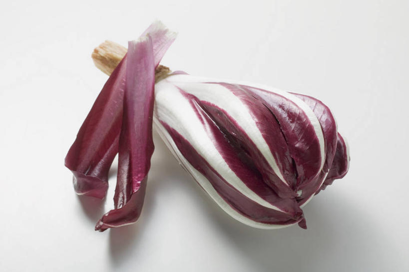 无人,横图,俯视,室内,特写,白天,白色背景,餐桌,桌子,蔬菜,阴影,新鲜,反射,影子,菊苣,食品,药草,食物,两个,紫色,摄影,有机食品,绿色食品,影棚,餐台,药材,彩图,高角度拍摄,影棚拍摄,拍摄