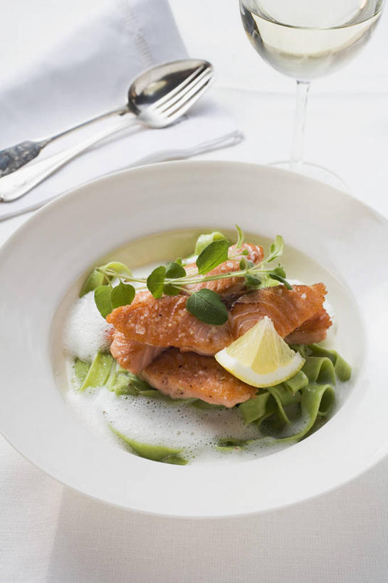 面食,面条,意大利面,无人,竖图,俯视,室内,特写,白天,白色背景,西餐,餐桌,桌子,杯子,一把,一堆,许多,阴影,堆叠,堆积,反射,影子,勺子,陶瓷,调料,酱料,酱汁,面,肉,鱼肉,佐料,料理,食品,陶瓷制品,调味品,调味料,酱,肉类,玻璃制品,食物,一个,白色,容器,水杯,调羹,汤匙,碗,西式,摄影,影棚,单个,餐台,储藏,堆,储存,肉食,玻璃杯,彩图,高角度拍摄,影棚拍摄,拍摄,贮存