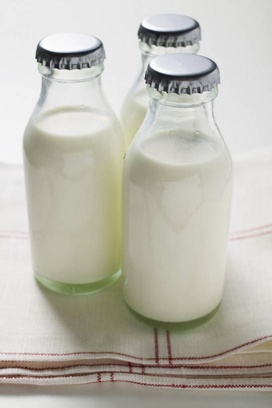 牛奶,无人,竖图,俯视,室内,特写,白天,白色背景,餐桌,桌子,阴影,反射,布料,影子,饮品,营养,布纹,玻璃制品,桌布,饮料,三个,白色,玻璃瓶,餐巾,瓶子,台布,摄影,影棚,餐台,乳制品,奶,牛乳,安神,彩图,高角度拍摄,影棚拍摄,拍摄