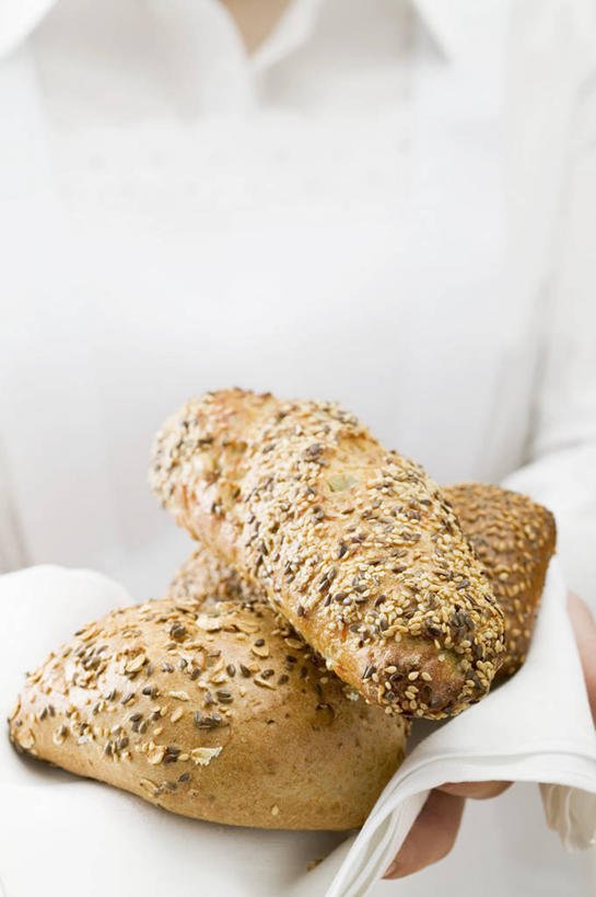 点心,面包,西方人,一个人,服务员,站,捧,竖图,俯视,室内,特写,白天,工作服,制服,欧洲,欧洲人,仅一个年轻女性,仅一个女性,仅一个人,两块,阴影,反射,布料,影子,食品,面点,布纹,桌布,食物,糕点,餐巾,台布,站着,摄影,影棚,工作制服,年轻女性,女人,女性,白种人,服务生,侍者,端,端着,捧着,手捧,站立,半身,彩图,高角度拍摄,影棚拍摄,工作套服,拍摄