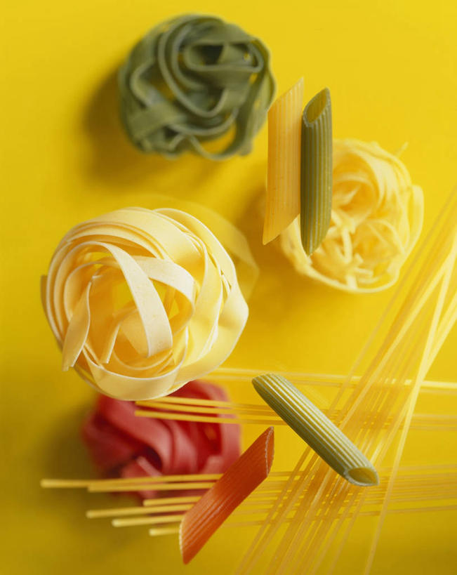 面食,面条,意大利面,无人,竖图,俯视,室内,特写,白天,西餐,餐桌,桌子,一堆,许多,阴影,堆叠,堆积,黄色背景,反射,影子,面,料理,食品,食物,黄色,红色,绿色,西式,摄影,影棚,餐台,堆,彩图,高角度拍摄,影棚拍摄,拍摄