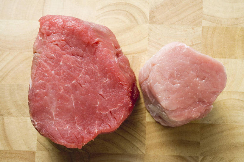 无人,横图,俯视,室内,特写,白天,餐桌,桌子,两块,阴影,新鲜,反射,木制,影子,肉,生食,牛肉,猪肉,肉类,红色,木制品,摄影,影棚,餐台,肉食,彩图,高角度拍摄,影棚拍摄,拍摄