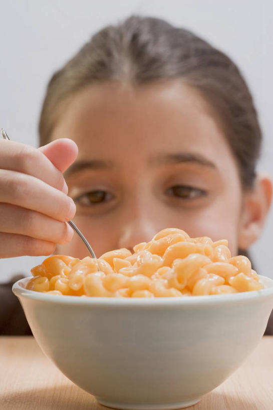 面食,奶酪,通心粉,西方人,儿童,脸,头,脸颊,手,一个人,竖图,室内,特写,白天,正面,西餐,纯洁,餐桌,桌子,欧洲,欧洲人,仅一个女性,仅一个人,一堆,许多,握,阴影,堆叠,堆积,服装,朦胧,模糊,反射,木制,影子,勺子,陶瓷,面,通心面,干酪,起司,料理,食品,陶瓷制品,芝士,营养,注视,休闲装,食物,一个,小孩,衣服,白色,木制品,容器,调羹,汤匙,碗,观察,看,仅一个小孩,休闲,手部,休闲服,乳酪,可爱,童年,童趣,西式,握着,摄影,服饰,影棚,单个,餐台,观看,储藏,堆,单手,察看,乳制品,储存,关注,发酵,童真,烂漫,无邪,天真,女孩,女人,女性,白种人,孩子,头部,脸部,脸蛋,面部,半身,彩图,影棚拍摄,拍摄,贮存,女生