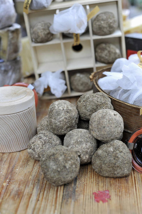 奶酪,无人,商店,交叉,竖图,俯视,室内,特写,白天,地板,竹子,一堆,许多,阴影,堆叠,堆积,竹制,编织,反射,篮子,影子,干酪,起司,地面,芝士,营养,商铺,木地板,竹篮,乳酪,竹条,堆,交织,乳制品,竹制品,发酵,市肆,商号,穿插,彩图,高角度拍摄,店铺