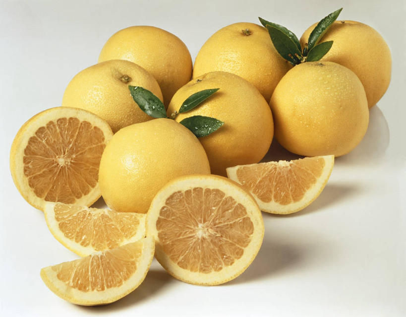 无人,横图,俯视,室内,特写,白天,白色背景,餐桌,桌子,水果,叶子,一堆,许多,切开,阴影,堆叠,堆积,新鲜,反射,影子,生食,食品,果实,绿叶,葡萄柚,食物,黄色,西柚,切,嫩叶,摄影,有机食品,绿色食品,影棚,餐台,堆,剖面,切面,朱栾,叶,叶片,彩图,高角度拍摄,影棚拍摄,拍摄