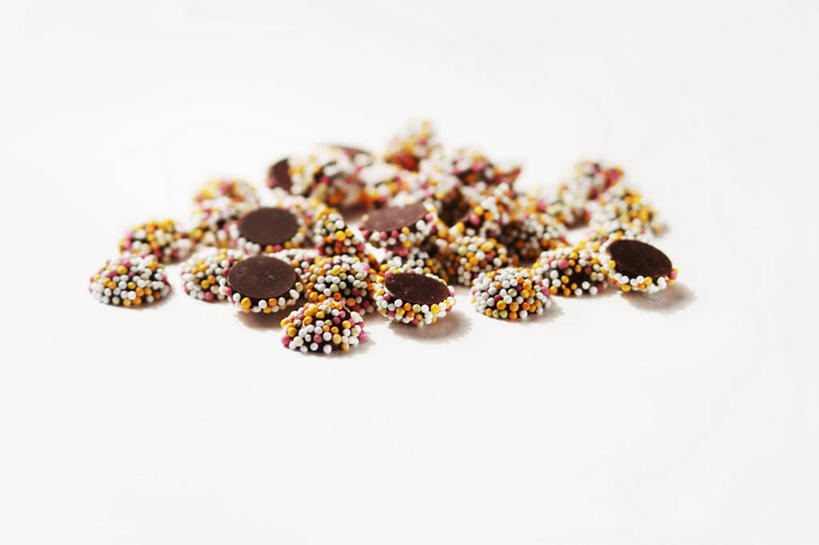 无人,横图,俯视,室内,特写,白天,白色背景,桌面,桌子,一堆,阴影,堆叠,堆积,反射,木制,影子,食品,糖,糖果,甜点,甜品,食物,木制品,甜食,摄影,影棚,堆,硬糖,彩图,高角度拍摄,影棚拍摄,拍摄