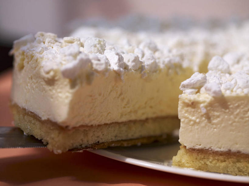 点心,无人,横图,俯视,室内,特写,白天,下午茶,桌面,桌子,餐具,阴影,朦胧,模糊,反射,木制,碟子,盘,影子,食品,甜点,甜品,食物,糕点,一个,盘子,木制品,碟,甜食,奶油,单个,乳制品,激凌,克林姆,淇淋,彩图,高角度拍摄,蛋糕