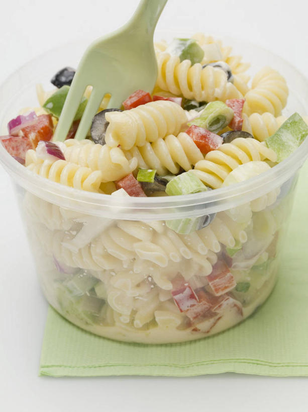 面食,通心粉,无人,竖图,俯视,室内,特写,白天,白色背景,西餐,桌面,桌子,蔬菜,西红柿,小番茄,餐具,阴影,朦胧,模糊,新鲜,反射,木制,叉子,影子,塑料,面,生食,蔬菜沙拉,通心面,沙拉,料理,食品,色拉,沙律,盒子,食物,一个,木制品,容器,塑料制品,西式,摄影,有机食品,绿色食品,影棚,单个,色拉酱,储藏,储存,千岛酱,餐叉,小西红柿,樱桃小番茄,珍珠小番茄,进餐用具,樱桃番茄,圣女果,番茄,彩图,高角度拍摄,影棚拍摄,拍摄,贮存