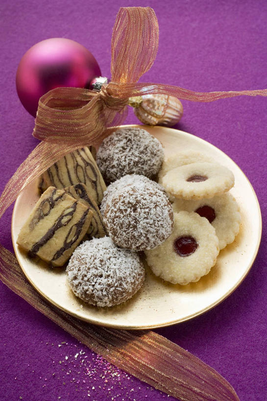 点心,无人,竖图,俯视,室内,特写,白天,桌面,桌子,餐具,圣诞节,阴影,节日,庆祝,装饰,反射,木制,碟子,挂饰,盘,影子,食品,糖,糖果,甜点,甜品,圣诞球,曲奇,文化,白巧克力,球,食物,一个,盘子,木制品,碟,饼干,甜食,零食,巧克力,庆典,球体,摄影,影棚,单个,纪念,朱古力,华丽,修饰,点缀,曲奇饼,曲奇饼干,衬托,美观,雅致,雅观,彩图,高角度拍摄,影棚拍摄,拍摄