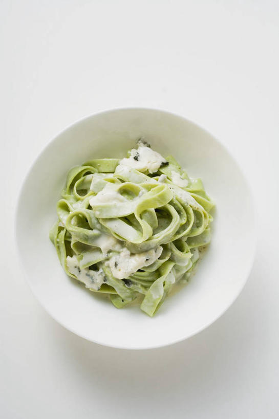 面食,面条,奶酪,意大利面,无人,竖图,俯视,室内,特写,白天,白色背景,西餐,桌面,桌子,菠菜,蔬菜,餐具,阴影,新鲜,反射,木制,碟子,盘,影子,面,干酪,起司,料理,食品,芝士,营养,食物,一个,盘子,木制品,碟,乳酪,西式,摄影,有机食品,绿色食品,影棚,单个,乳制品,发酵,蓝纹奶酪,斯提耳顿干酪,鹦鹉菜,鼠根菜,角菜,红嘴绿鹦哥,赤根菜,菠薐菜,波斯草,彩图,高角度拍摄,影棚拍摄,拍摄