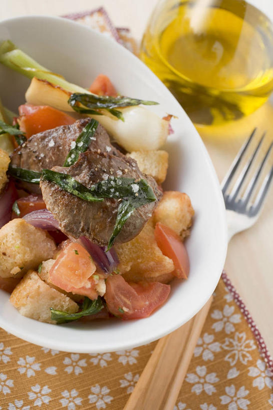 点心,面包,无人,竖图,俯视,室内,特写,白天,桌面,桌子,蔬菜,餐具,金属制品,阴影,朦胧,模糊,新鲜,反射,金属,木制,叉子,影子,陶瓷,肉,生食,食用油,蔬菜沙拉,油,橄榄油,沙拉,食品,面点,陶瓷制品,色拉,鸭肉,沙律,肉类,玻璃制品,食物,糕点,一个,玻璃瓶,木制品,瓶子,容器,碗,有机食品,绿色食品,单个,色拉酱,储藏,储存,千岛酱,肉食,餐叉,植物油,进餐用具,彩图,高角度拍摄,贮存