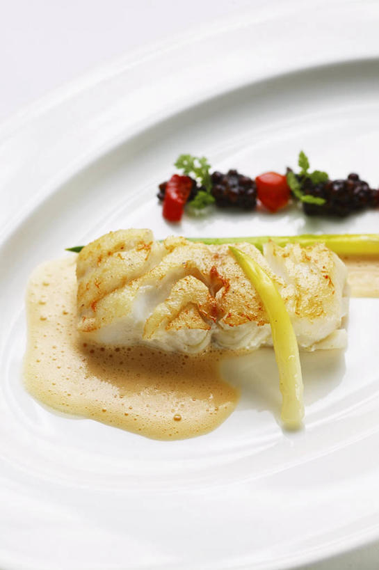 海鲜,无人,竖图,俯视,室内,特写,白天,白色背景,植物,桌面,桌子,豆,扁豆,蔬菜,西红柿,餐具,阴影,朦胧,模糊,新鲜,反射,木制,鱼,碟子,盘,影子,豆类,豆子,韭菜,肉,鱼肉,食品,水产,肉类,鱼类,海洋生物,食物,一个,盘子,木制品,碟,摄影,有机食品,绿色食品,影棚,单个,水生动物,海产品,水生物,肉食,起阳草,海底动物,鳕鱼,豆科,白扁豆,韭,山韭,长生韭,鳘鱼,南极美露鳕,羊眼豆,沿篱豆,小刀豆,藤豆,树豆,膨皮豆,南豆,南扁豆,凉衍豆,番茄,蛾眉豆,茶豆,藊豆,彩图,高角度拍摄,影棚拍摄,拍摄