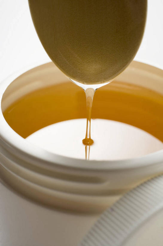 蜂蜜,无人,竖图,俯视,室内,特写,白天,白色背景,桌面,桌子,玻璃,金属制品,阴影,反射,金属,木制,影子,勺子,玻璃制品,一个,玻璃瓶,木制品,瓶子,调羹,汤匙,摄影,影棚,单个,下降,降落,花蜜,广口瓶,止痛,解毒,降低,下跌,下落,冬酿,石蜜,彩图,高角度拍摄,影棚拍摄,拍摄