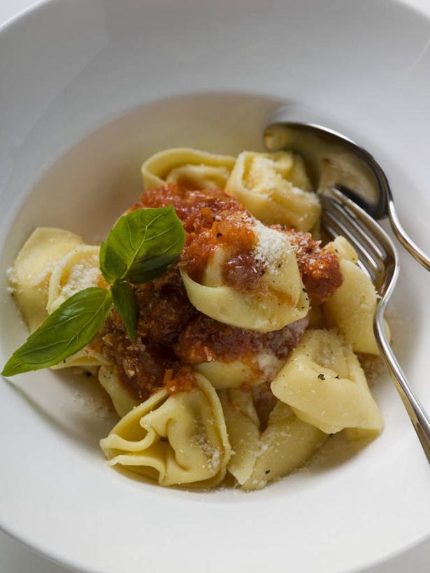 面食,奶酪,无人,竖图,俯视,室内,特写,白天,烹饪,西餐,植物,桌面,桌子,蔬菜,餐具,叶子,金属制品,阴影,新鲜,反射,金属,木制,叉子,碟子,盘,影子,勺子,香料,干酪,起司,料理,食品,饺子,面点,绿叶,草药,芝士,营养,小吃,菜肴,美食,中药,食物,一个,盘子,木制品,调羹,碟,汤匙,香草,嫩叶,乳酪,西式,佳肴,有机食品,绿色食品,单个,罗勒,乳制品,紫苏,药材,中草药,发酵,餐叉,意大利饺子,九层塔,圣约瑟夫草,甜罗勒,兰香,中药材,本草,叶,叶片,进餐用具,彩图,高角度拍摄