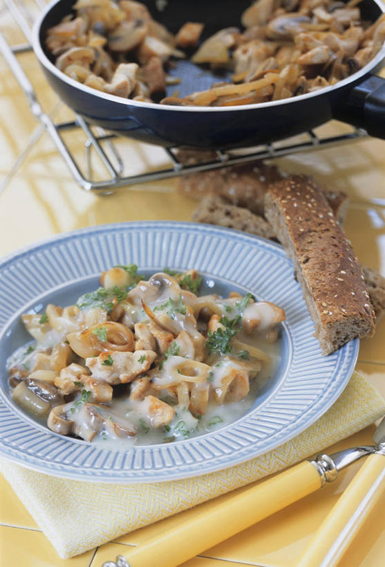 无人,竖图,俯视,室内,特写,白天,烹饪,桌面,桌子,蔬菜,餐具,厨具,金属制品,阴影,朦胧,模糊,新鲜,反射,金属,木制,叉子,碟子,锅子,盘,影子,菌菇,蘑菇,鸡肉,肉,食品,菌类,锅,肉类,食物,一个,盘子,木制品,碟,食用菌,有机食品,绿色食品,单个,锅具,肉食,烹饪用具,餐叉,进餐用具,烹调用具,烹调,彩图,高角度拍摄