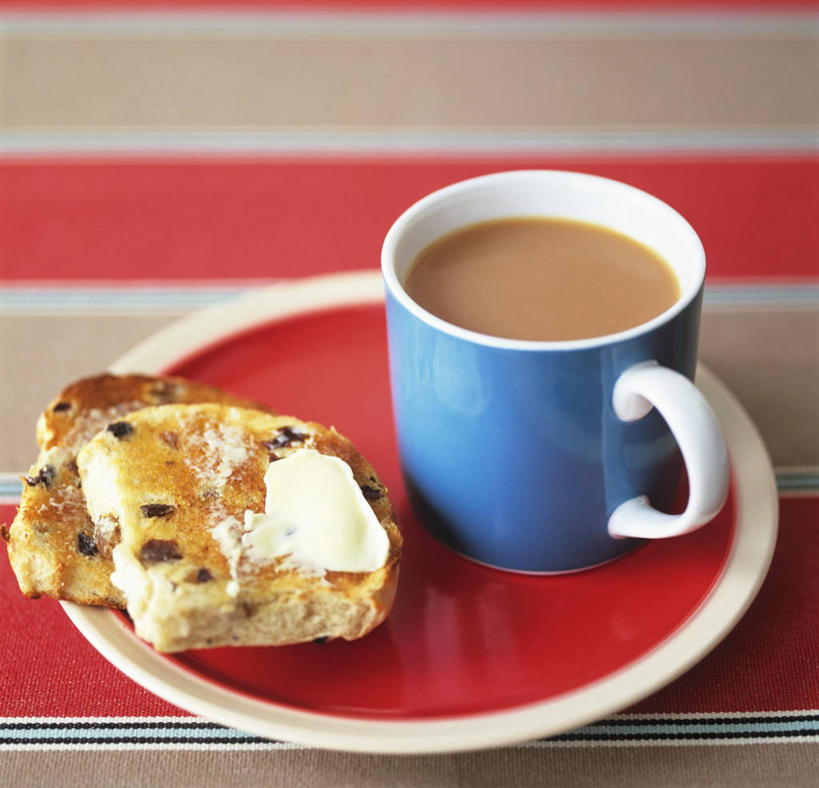 点心,面包,咖啡,无人,横图,俯视,室内,特写,白天,幸福,桌面,桌子,杯子,餐具,阴影,朦胧,模糊,反射,木制,布料,瓷器,碟子,盘,影子,黄油,食品,面点,咖啡杯,陶瓷制品,布纹,娱乐,桌布,食物,糕点,饮料,盘子,餐巾,木制品,碟,台布,享受,休闲,温馨,放松,乐趣,提神,乳制品,舒适,白脱油,瓷杯,醒脑,软饮料,乳脂,彩图,高角度拍摄