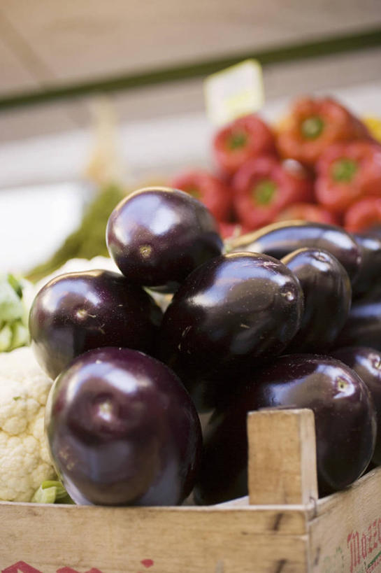 无人,菜场,竖图,俯视,室内,特写,白天,购物,消费,辣椒,茄子,蔬菜,一堆,许多,堆叠,堆积,朦胧,模糊,新鲜,包装,纸箱,食品,集市,市场,很多,食物,容器,箱子,金融,有机食品,绿色食品,堆,纸板箱,选购,贸易,彩椒,辣角,红海椒,大椒,辣虎,广椒,包装箱,菜市,甜椒,柿子椒,落苏,酪酥,辣子,昆仑瓜,海椒,番椒,灯笼椒,矮瓜,彩图,高角度拍摄,菜市场