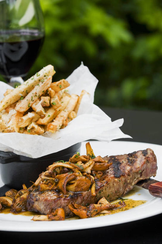 无人,竖图,俯视,室外,特写,白天,烹饪,西餐,植物,蔬菜,土豆,餐具,朦胧,模糊,新鲜,碟子,盘,菌菇,蘑菇,肉,牛排,牛肉,料理,食品,菌类,薯条,菜肴,美食,肉类,树,树木,食物,绿色,自然,盘子,碟,食用菌,西式,佳肴,有机食品,绿色食品,生长,成长,肉食,垃圾食品,馍馍蛋,洋芋,山药蛋,马铃薯,彩图,高角度拍摄