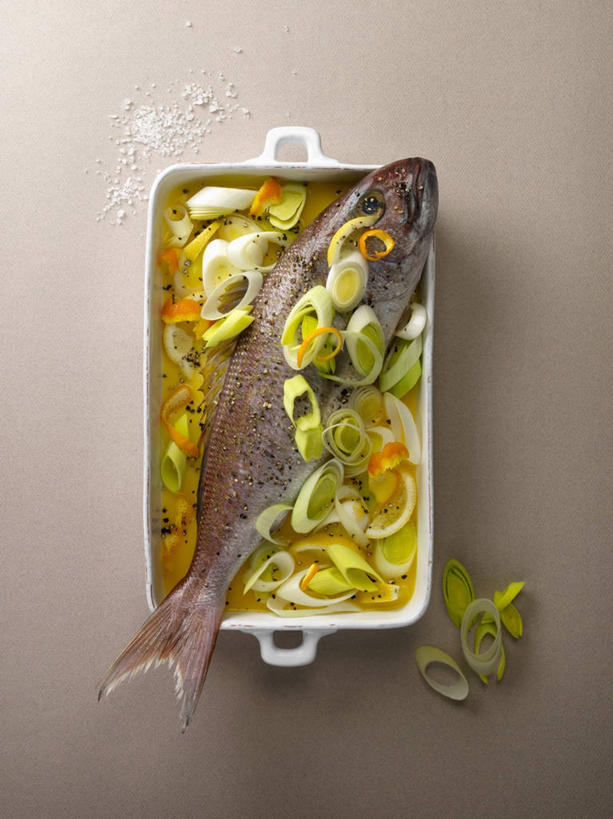 海鲜,无人,竖图,俯视,室内,特写,白天,烹饪,桌面,桌子,柑橘,蔬菜,厨具,水果,金属制品,阴影,新鲜,反射,金属,木制,鱼,锅子,影子,韭菜,肉,生食,鱼肉,食品,果实,蔬果,锅,水产,肉类,鱼类,海洋生物,食物,一个,木制品,有机食品,绿色食品,单个,锅具,水生动物,海产品,水生物,肉食,起阳草,海底动物,烹饪用具,韭,山韭,长生韭,烹调用具,橘子,桔子,橙子,橙,烹调,彩图,高角度拍摄