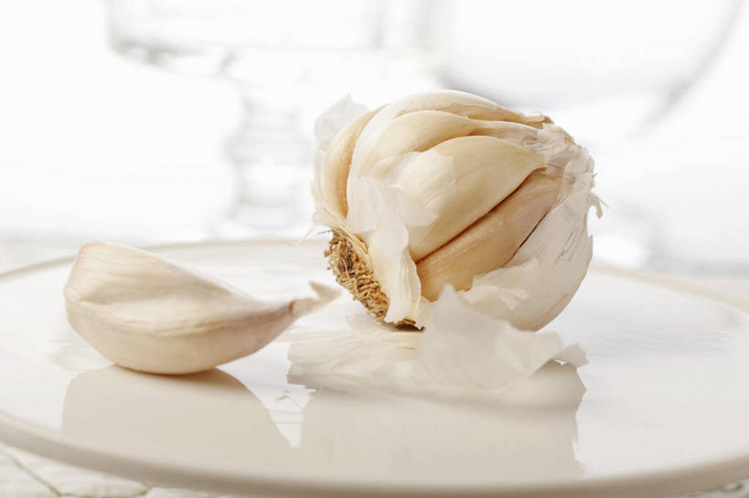 无人,横图,俯视,室内,特写,白天,白色背景,桌面,桌子,蔬菜,蒜,阴影,朦胧,模糊,新鲜,反射,木制,影子,食品,案板,蒜头,砧板,食物,白色,木制品,摄影,有机食品,绿色食品,影棚,胡蒜,大蒜,彩图,高角度拍摄,影棚拍摄,拍摄