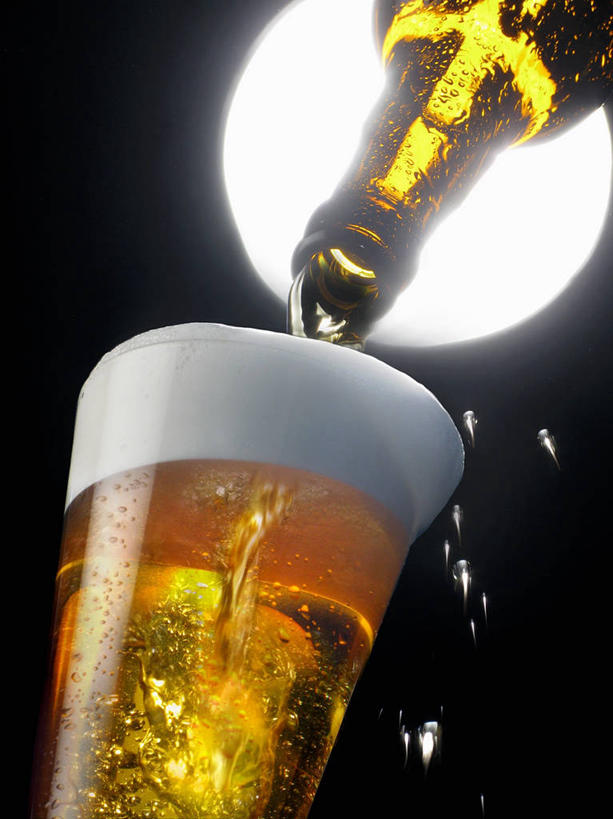 啤酒,无人,竖图,室内,特写,白天,仰视,杯子,黑色背景,月亮,月光,酒类,玻璃制品,酒,酒瓶,饮料,一个,黄色,玻璃瓶,酒杯,啤酒杯,瓶子,摄影,影棚,单个,明亮,皎洁,玻璃杯,彩图,低角度拍摄,影棚拍摄,拍摄