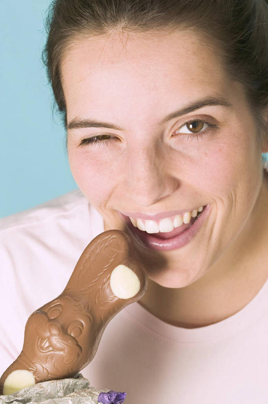 西方人,脸,头,脸颊,一个人,笑,微笑,露齿笑,竖图,室内,特写,白天,正面,哺乳动物,雕塑,欧洲,复活节,欧洲人,仅一个年轻女性,仅一个女性,仅一个人,咬,蓝色背景,服装,节日,庆祝,艺术,装饰,兔子,雕刻,雕像,食品,糖,糖果,甜点,甜品,注视,休闲装,文化,食物,一个,衣服,动物,工艺品,甜食,巧克力,观察,看,庆典,休闲,休闲服,摄影,服饰,影棚,单个,观看,纪念,朱古力,黑巧克力,兔,美术,咬着,察看,关注,主题,陈列,功能,美学,年轻女性,女人,女性,白种人,头部,脸部,脸蛋,面部,半身,彩图,影棚拍摄,拍摄