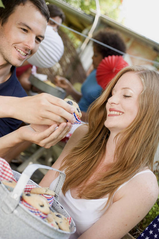 点心,西方人,两个人,坐,笑,微笑,露齿笑,竖图,室内,白天,正面,爱情,下午茶,桌面,桌子,浆果,蓝莓,蜡烛,水果,欧洲,欧洲人,握,阴影,服装,朦胧,模糊,新鲜,盛开,反射,光线,木制,火焰,影子,烛光,生食,食品,果实,浪漫,燃烧,拿,花蕾,拿着,注视,休闲装,文化,松饼,花,花瓣,花朵,鲜花,食物,糕点,衣服,木制品,生日蛋糕,花苞,花蕊,点燃,观察,看,祈祷,休闲,温暖,温馨,休闲服,恩爱,握着,许愿,恋人,服饰,有机食品,绿色食品,观看,纪念,祈求,和睦,察看,关注,玛芬蛋糕,平安,男人,男性,年轻男性,年轻女性,女人,女性,白种人,情侣,山都柿,蓝浆果,蓝靛果,坐着,半身,彩图,伴侣,融洽,蛋糕