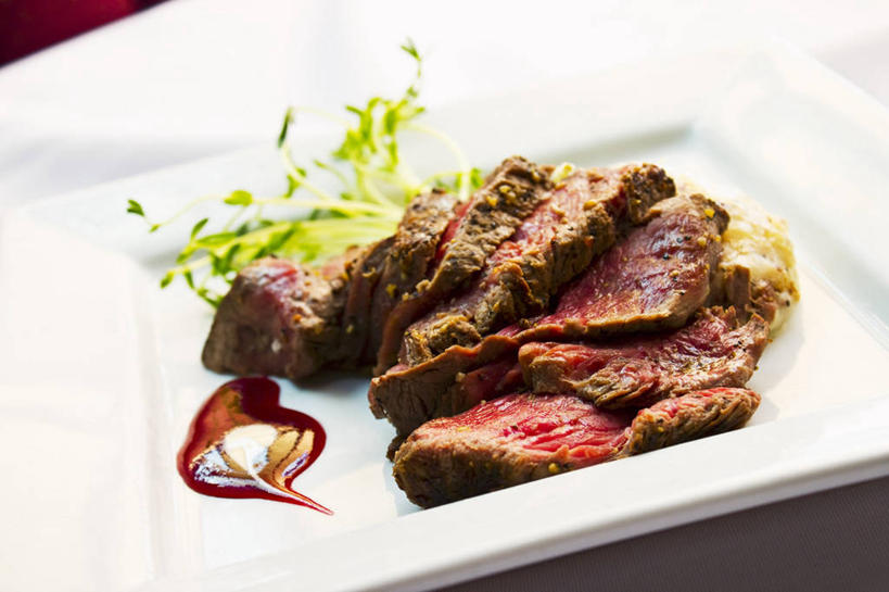 无人,横图,俯视,室内,特写,白天,烹饪,西餐,桌面,桌子,蔬菜,餐具,叶子,阴影,新鲜,反射,木制,碟子,盘,影子,调料,酱料,酱汁,肉,佐料,牛排,牛肉,料理,食品,绿叶,调味品,调味料,酱,菜肴,美食,肉类,食物,一个,盘子,木制品,碟,嫩叶,西式,佳肴,有机食品,绿色食品,单个,肉食,叶,叶片,彩图,高角度拍摄