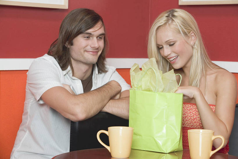 西方人,两个人,坐,笑,微笑,露齿笑,横图,室内,白天,正面,爱情,购物,消费,桌面,桌子,杯子,袋子,礼盒,礼物,欧洲,欧洲人,握,服装,木制,包装袋,瓷器,手提袋,纸盒,购物袋,咖啡杯,陶瓷制品,浪漫,拿,拿着,注视,盒子,衣服,包装盒,木制品,礼品盒,观察,看,温暖,温馨,恩爱,握着,金融,恋人,服饰,礼品,观看,和睦,察看,衣着,穿着,购买,关注,咖啡店,瓷杯,咖啡屋,贸易,衣饰,男人,男性,年轻男性,年轻女性,女人,女性,白种人,情侣,坐着,半身,彩图,咖啡馆,伴侣,融洽