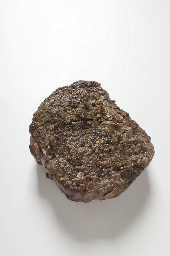 无人,竖图,俯视,室内,特写,白天,白色背景,烹饪,西餐,餐桌,桌子,一块,阴影,反射,影子,肉,牛排,牛肉,料理,食品,褐色,菜肴,美食,肉类,食物,西式,摄影,佳肴,影棚,餐台,肉食,彩图,高角度拍摄,影棚拍摄,拍摄