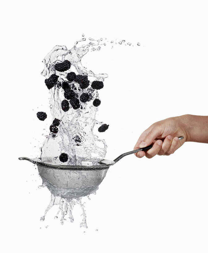 西方人,手,一个人,竖图,室内,特写,白天,白色背景,正面,水,浆果,水果,欧洲,欧洲人,仅一个女性,仅一个人,许多,握,阴影,飞溅,新鲜,溅,反射,滤器,液体,影子,勺子,水滴,桑葚,桑椹,生食,食品,果实,很多,拿,拿着,水珠,食物,一个,黑色,覆盆子,仅一个中年女性,手部,握着,摄影,有机食品,绿色食品,影棚,单个,单手,喷洒,漏勺,女人,女性,中年女性,白种人,半身,彩图,影棚拍摄,拍摄