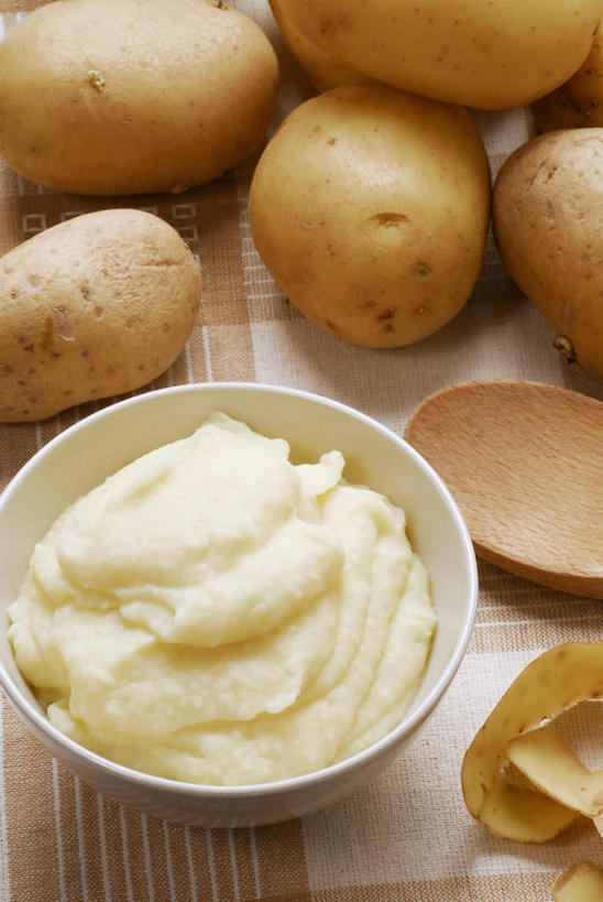 无人,竖图,俯视,室内,特写,白天,烹饪,西餐,餐桌,桌子,蔬菜,土豆,一堆,阴影,堆叠,堆积,新鲜,反射,影子,陶瓷,料理,食品,陶瓷制品,土豆泥,菜肴,美食,食物,一个,容器,碗,西式,佳肴,有机食品,绿色食品,单个,餐台,储藏,堆,储存,馍馍蛋,马铃薯泥,薯蓉,洋芋,山药蛋,马铃薯,彩图,高角度拍摄,贮存