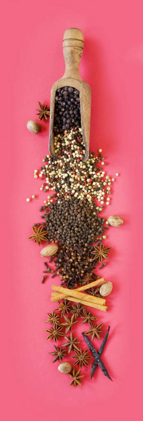 无人,竖图,俯视,室内,特写,白天,餐桌,桌子,一堆,许多,阴影,堆叠,堆积,红色背景,反射,木制,影子,勺子,调味,香料,佐料,很多,一个,木制品,调羹,汤匙,摄影,影棚,单个,餐台,堆,配料,作料,彩图,高角度拍摄,影棚拍摄,拍摄