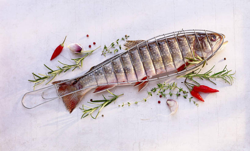 三文鱼,无人,横图,俯视,室内,特写,白天,白色背景,餐桌,桌子,鲑鱼,辣椒,蔬菜,叶子,一条,阴影,新鲜,反射,鱼,影子,食品,绿叶,鱼类,食物,红色,嫩叶,摄影,有机食品,绿色食品,影棚,餐台,大马哈鱼,迷迭香,辣角,红海椒,大椒,辣虎,广椒,撒蒙鱼,萨门鱼,冰海之皇,鲑,海洋之露,马哈鱼,麻哈鱼,大麻哈鱼,叶,叶片,辣子,红辣椒,海椒,番椒,彩图,高角度拍摄,全身,影棚拍摄,拍摄