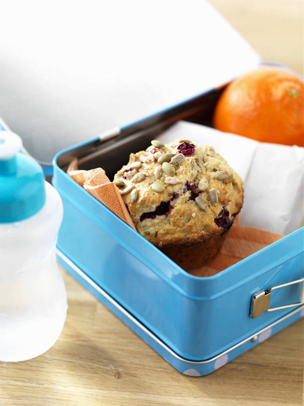 点心,无人,竖图,俯视,室内,特写,白天,下午茶,餐桌,桌子,柑橘,水果,阴影,新鲜,反射,影子,塑料,生食,食品,果实,松饼,盒子,食物,糕点,一个,容器,塑料制品,有机食品,绿色食品,单个,餐台,储藏,储存,玛芬蛋糕,橘子,桔子,橙子,橙,彩图,高角度拍摄,贮存