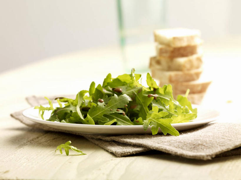 点心,面包,无人,横图,俯视,室内,特写,白天,餐桌,桌子,蔬菜,餐具,叶子,一堆,切开,阴影,堆叠,堆积,朦胧,模糊,新鲜,反射,碟子,盘,影子,生食,蔬菜沙拉,沙拉,食品,面点,绿叶,色拉,沙律,食物,糕点,一个,绿色,盘子,碟,切,嫩叶,有机食品,绿色食品,单个,餐台,色拉酱,堆,千岛酱,剖面,切面,白面包,芝麻菜,德国芥菜,火箭生莱,芸芥,芝麻叶,紫花南芥,叶,叶片,彩图,高角度拍摄