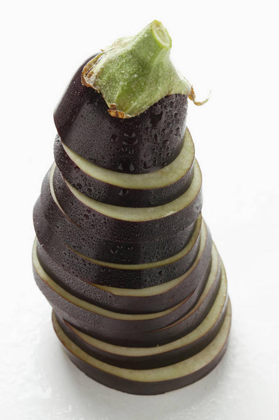 无人,竖图,俯视,室内,特写,白天,白色背景,餐桌,桌子,茄子,蔬菜,一排,许多,切开,阴影,新鲜,整齐,反射,影子,食品,很多,食物,排列,切,摄影,有机食品,绿色食品,影棚,餐台,堆,队列,剖面,切面,落苏,酪酥,昆仑瓜,矮瓜,彩图,高角度拍摄,影棚拍摄,拍摄