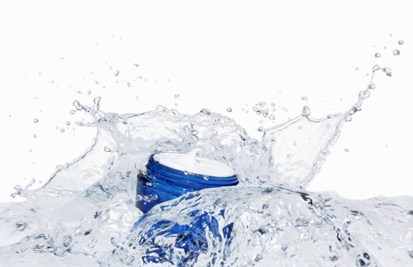 无人,横图,俯视,室内,特写,白天,白色背景,水,餐桌,桌子,玻璃,阴影,飞溅,溅,反射,液体,影子,水滴,玻璃制品,水珠,一个,蓝色,玻璃瓶,瓶子,摄影,影棚,单个,餐台,喷洒,广口瓶,彩图,高角度拍摄,影棚拍摄,拍摄