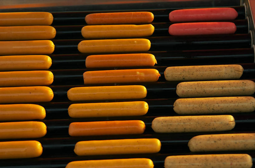 无人,横图,俯视,室内,特写,白天,餐桌,桌子,一排,许多,阴影,整齐,并列,并排,反射,影子,肉,香肠,腊肠,很多,猪肉,肉类,排列,餐台,队列,平行,肉食,豚肉,彩图,高角度拍摄