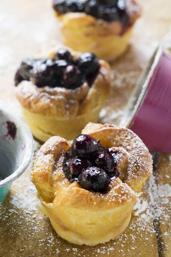 点心,无人,竖图,俯视,室内,特写,白天,下午茶,餐桌,桌子,樱桃,水果,阴影,朦胧,模糊,新鲜,反射,影子,生食,食品,果实,食物,糕点,三个,果酱,有机食品,绿色食品,餐台,果子酱,樱珠,莺桃,英桃,楔桃,牛桃,荆桃,彩图,高角度拍摄,蛋糕