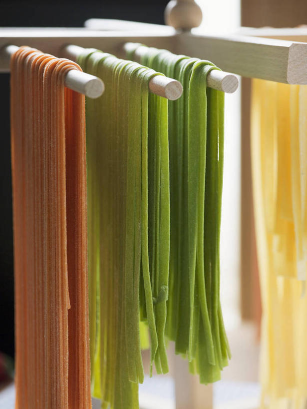 面食,面条,意大利面,无人,竖图,室内,特写,白天,正面,西餐,餐桌,桌子,一排,许多,吊挂,悬挂,阴影,朦胧,模糊,整齐,并列,并排,反射,影子,面,料理,食品,很多,挂,食物,排列,黄色,绿色,橙色,西式,摄影,影棚,餐台,队列,平行,彩图,影棚拍摄,拍摄