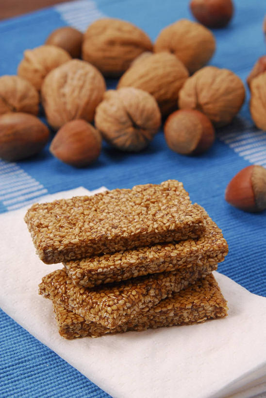 无人,竖图,俯视,室内,特写,白天,餐桌,桌子,一堆,阴影,堆叠,堆积,朦胧,模糊,反射,影子,核桃,芝麻,食品,糖,糖果,坚果,甜点,甜品,果实,软糖,食物,甜食,干果,餐台,堆,榛子,胡桃,脂麻,胡麻,白麻,巨胜子,油麻,羌桃,山板栗,彩图,高角度拍摄