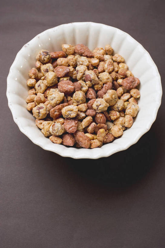 无人,竖图,俯视,室内,特写,白天,餐桌,桌子,杏仁,一堆,许多,阴影,堆叠,堆积,反射,影子,陶瓷,陶瓷制品,很多,一个,容器,碗,摄影,影棚,单个,餐台,储藏,堆,储存,杏子,杏梅仁,杏核仁,木落子,苦杏仁,彩图,高角度拍摄,影棚拍摄,拍摄,贮存