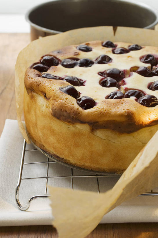 点心,无人,竖图,俯视,室内,特写,白天,下午茶,餐桌,桌子,樱桃,水果,金属制品,阴影,新鲜,反射,金属,影子,支架,生食,食品,果实,食物,糕点,一个,有机食品,绿色食品,单个,餐台,海绵蛋糕,樱珠,莺桃,英桃,楔桃,牛桃,荆桃,彩图,高角度拍摄,蛋糕