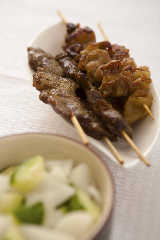 无人,竖图,俯视,室内,特写,白天,白色背景,餐桌,桌子,阴影,反射,影子,陶瓷,肉,陶瓷制品,烤肉,肉类,竹签,一个,容器,碗,摄影,影棚,单个,餐台,储藏,储存,肉食,取食签,彩图,高角度拍摄,影棚拍摄,拍摄,贮存