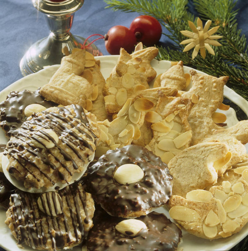 点心,无人,竖图,俯视,室内,特写,白天,餐桌,桌子,餐具,圣诞节,一堆,许多,阴影,堆叠,堆积,节日,庆祝,反射,碟子,盘,影子,食品,甜点,很多,文化,食物,糕点,一个,盘子,碟,饼干,甜食,零食,庆典,单个,餐台,纪念,堆,姜饼,德式姜饼,彩图,高角度拍摄