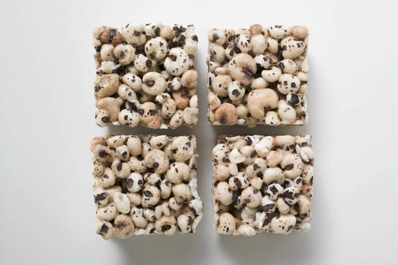 无人,横图,俯视,室内,特写,白天,白色背景,餐桌,桌子,一排,切开,阴影,整齐,并列,并排,反射,影子,食品,糖,糖果,甜点,甜品,软糖,食物,排列,甜食,切,四块,摄影,影棚,餐台,队列,平行,剖面,切面,彩图,高角度拍摄,影棚拍摄,拍摄