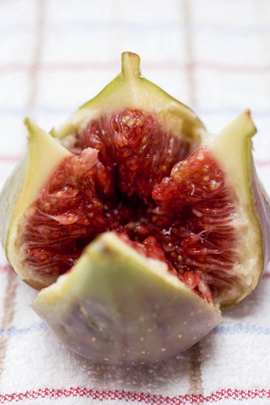 无人,竖图,俯视,室内,特写,白天,餐桌,桌子,无花果,水果,切开,阴影,朦胧,模糊,新鲜,反射,布料,影子,生食,食品,果实,布纹,桌布,食物,红色,紫色,餐巾,台布,切,有机食品,绿色食品,餐台,剖面,切面,映日果,树地瓜,奶浆果,蜜果,彩图,高角度拍摄